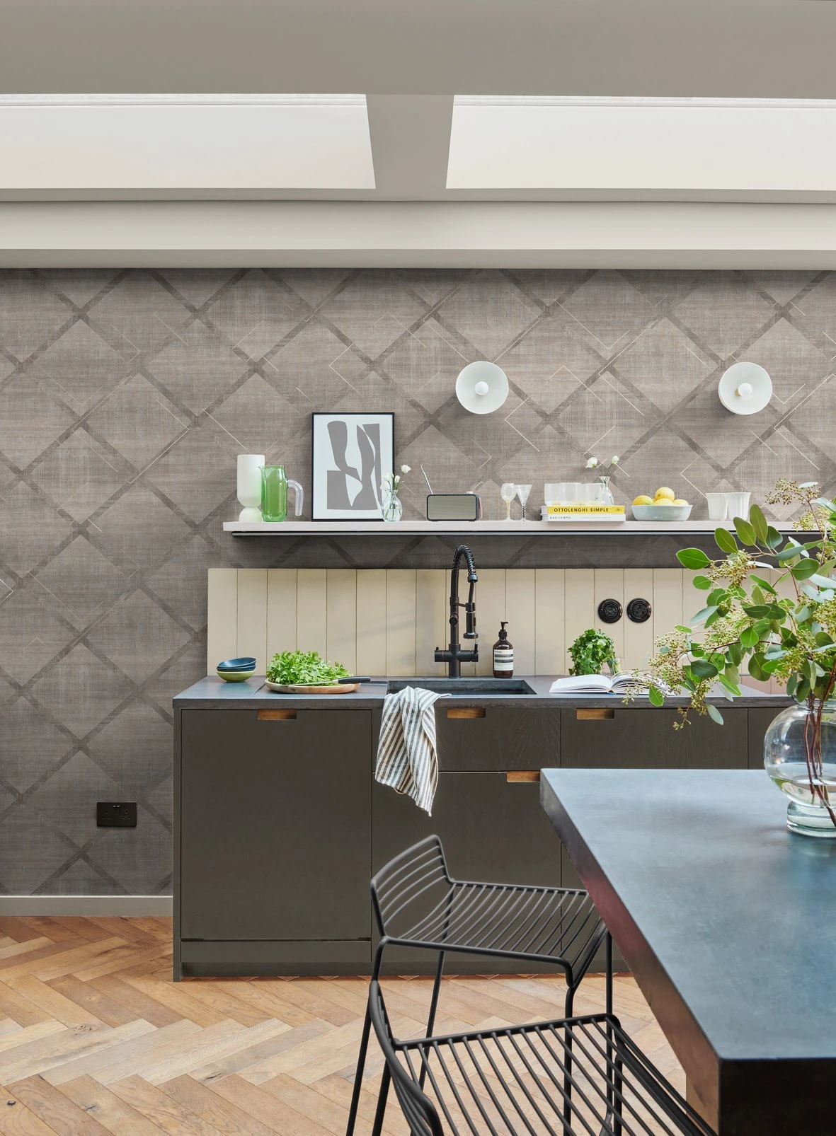 Lorenzo Geo Grey Wallpaper - 124125_ROOMSET_01.jpg