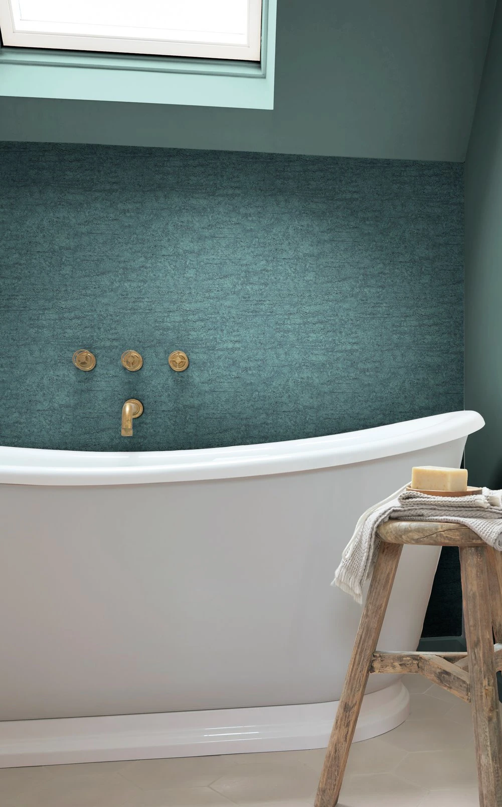 Vincenzo Teal Wallpaper - 124131_ROOMSET_01.jpg