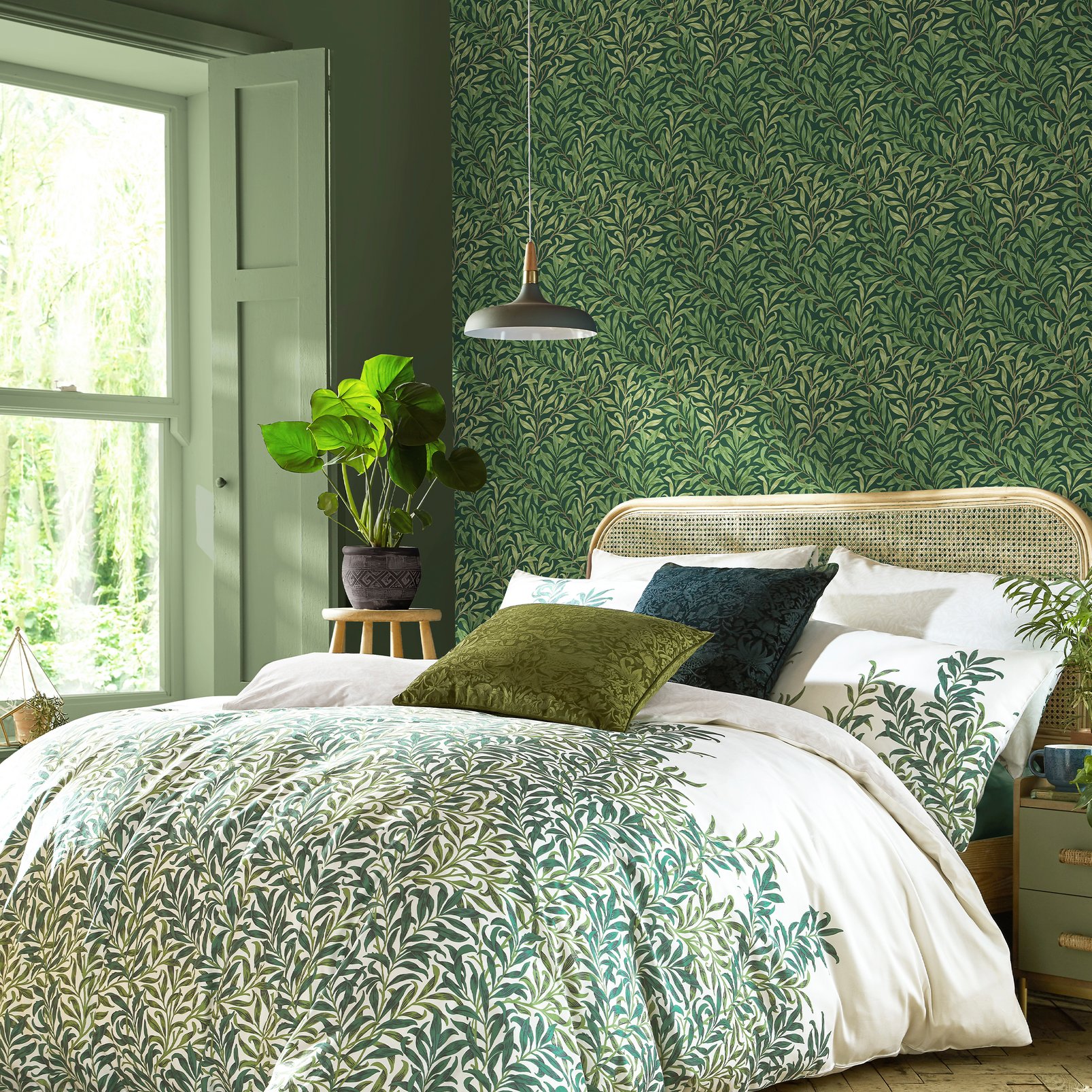 Willow Bough Deep Green Wallpaper - 124247_ROOMSET_WILLOW BOUGH DEEP GREEN_01.jpg