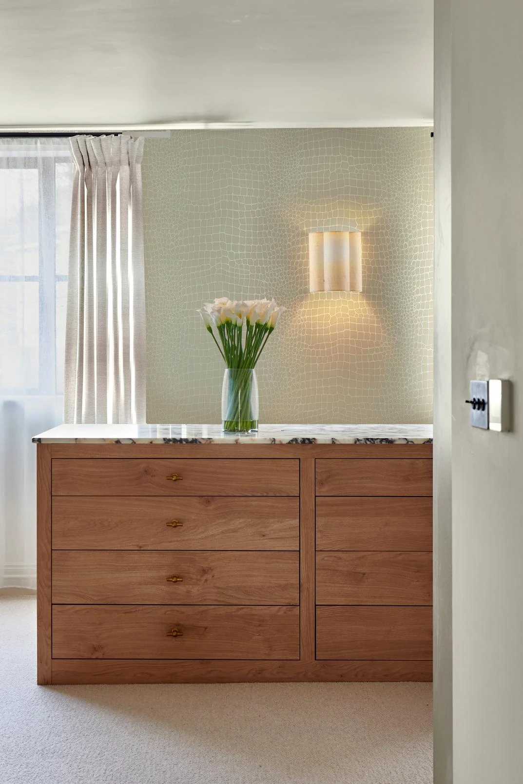 Crocodile Blanc Wallpaper - 143562_ROOMSET_Crocodile _Blanc_140138cur_Ethereal_Pearl.jpg