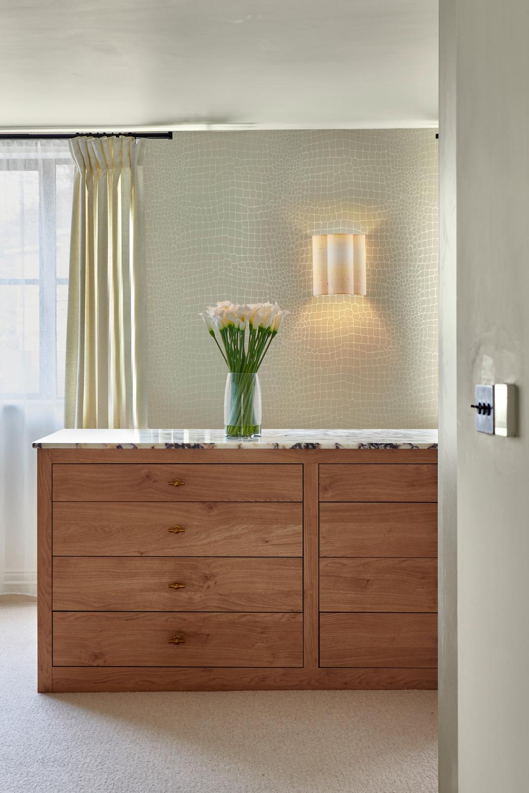 Crocodile Blanc Wallpaper - 143562_ROOMSET_01.jpg