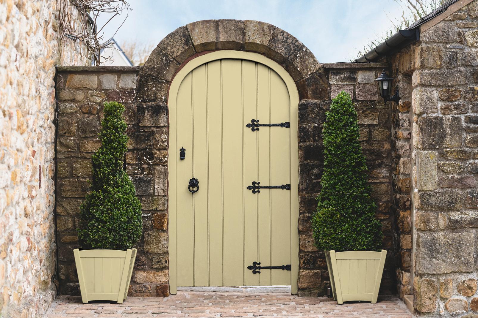 Creme Brulee Paint - 145308_GATE_AND_POTS.jpg