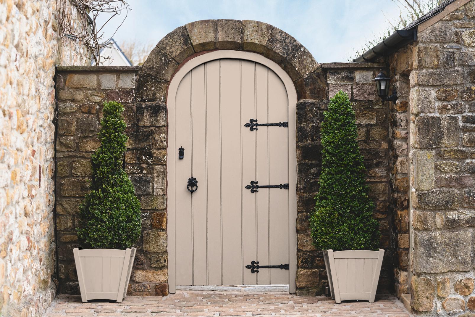 Whispering Rose Paint - 145300_GATE_AND_POTS.jpg