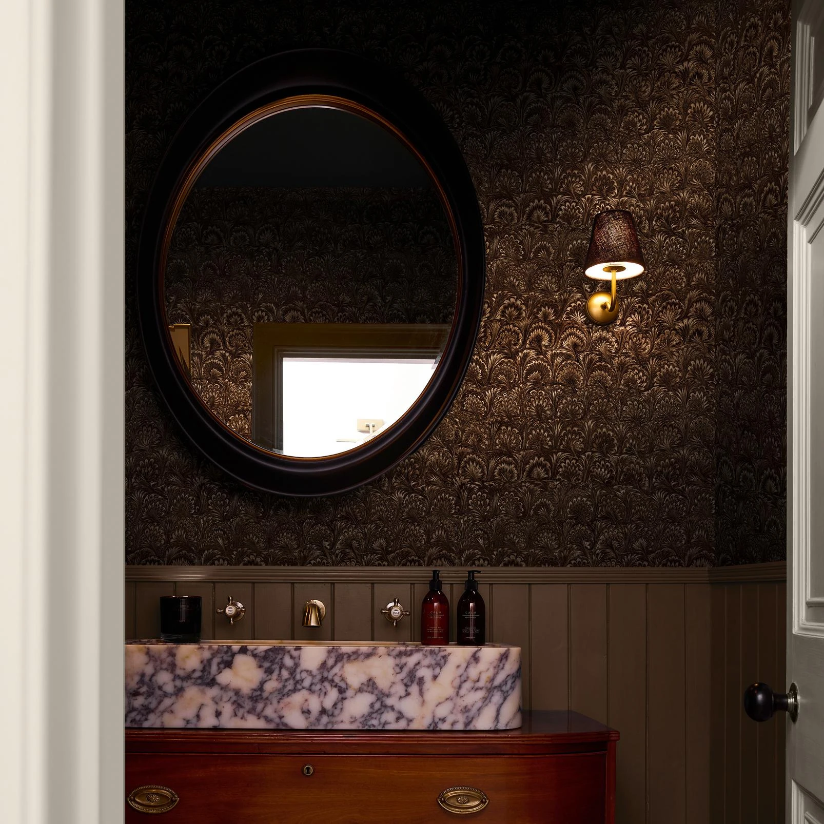 Truffle Chocolate Wallpaper - 146413_ROOMSET_TruffleChocolate_CowboyHat_Lily.jpg