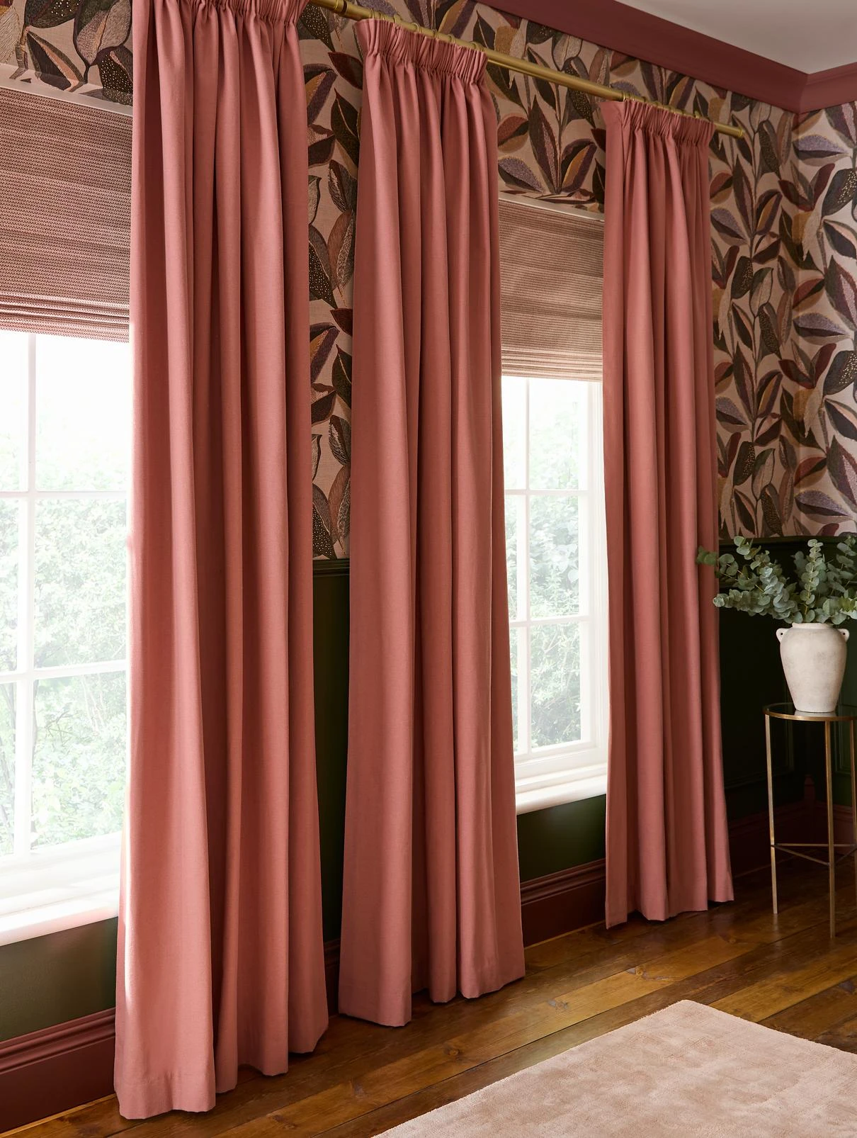 Casa Folha Thistle Wallpaper - 146401_CAMEO_CasaFolhaThistle_cur_ArdynBlush_rom_EmberWeave Mulberry_ChilliCocoa_Sue'sJumper_1.jpg