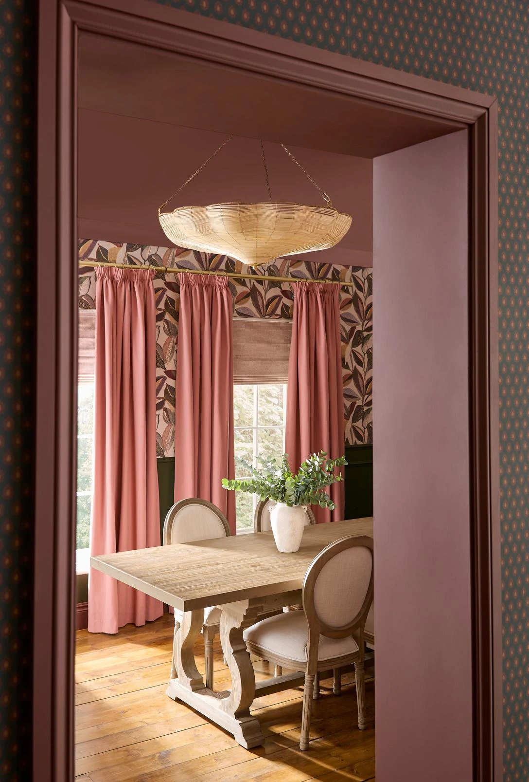 Casa Folha Thistle Wallpaper - 146401_CAMEO_CasaFolhaThistle_cur_ArdynBlush_rom_EmberWeave Mulberry_ChilliCocoa_Sue'sJumper_146384_DobbyPetrol_4.jpg