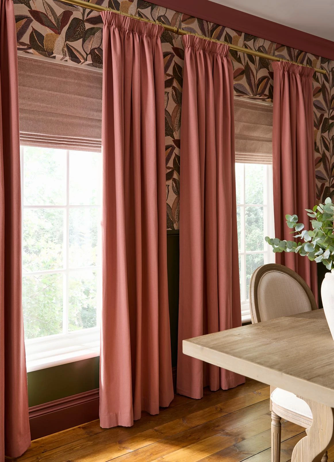 Casa Folha Thistle Wallpaper - 146401_CAMEO_CasaFolhaThistle_cur_ArdynBlush_rom_EmberWeave Mulberry_ChilliCocoa_Sue'sJumper_2.jpg