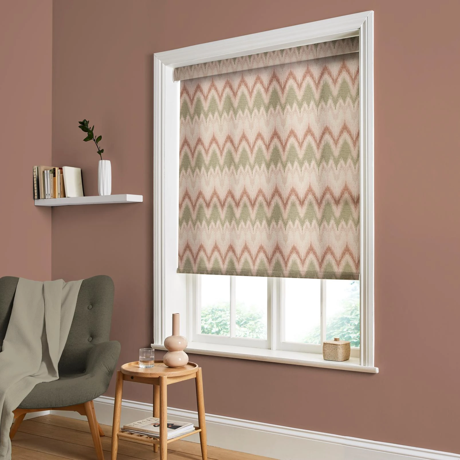 Zigzagare Pink Roller Blind - 147042rol_ROOMSET.jpg