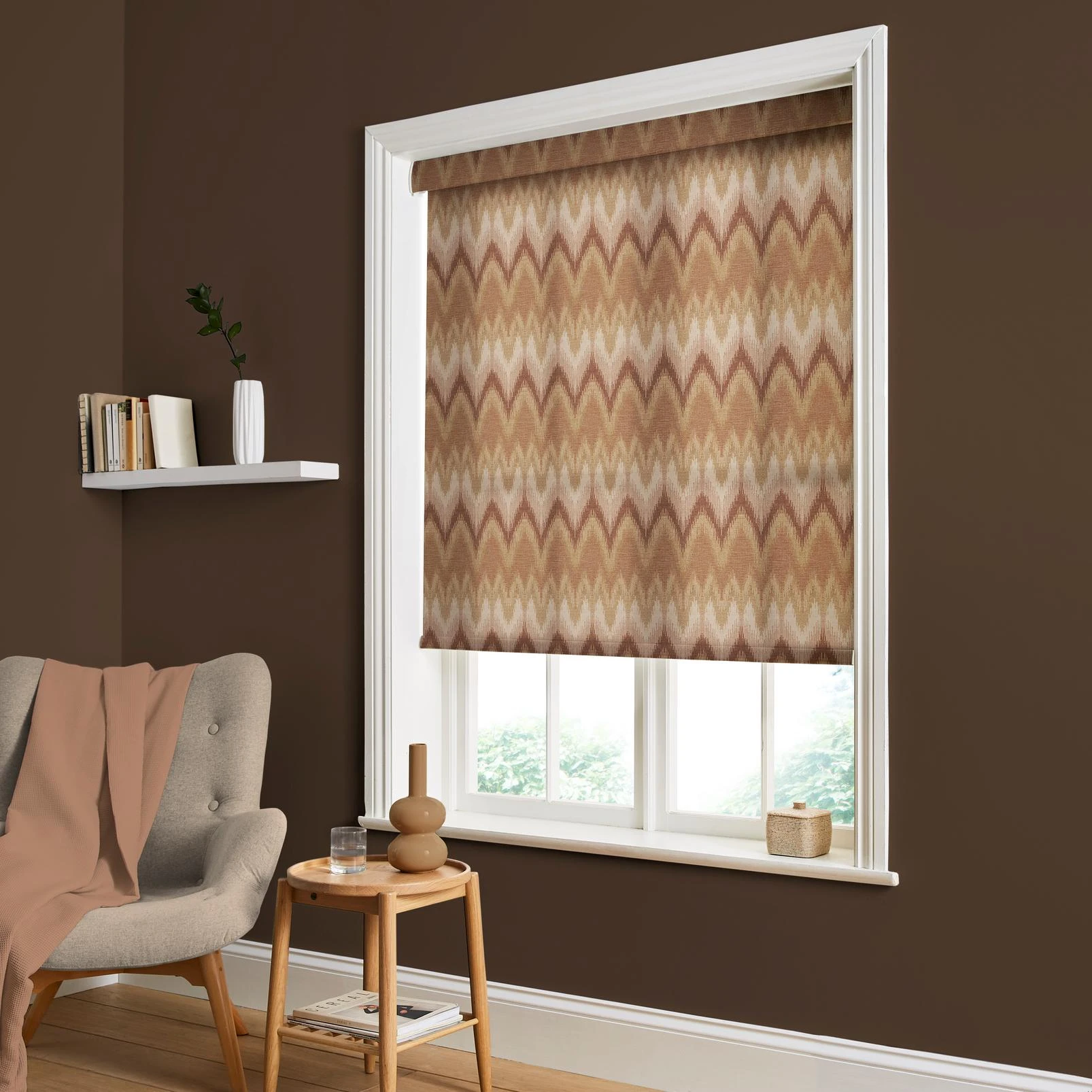 Zigzagare Terracotta Roller Blind - 147048rol_ROOMSET.jpg
