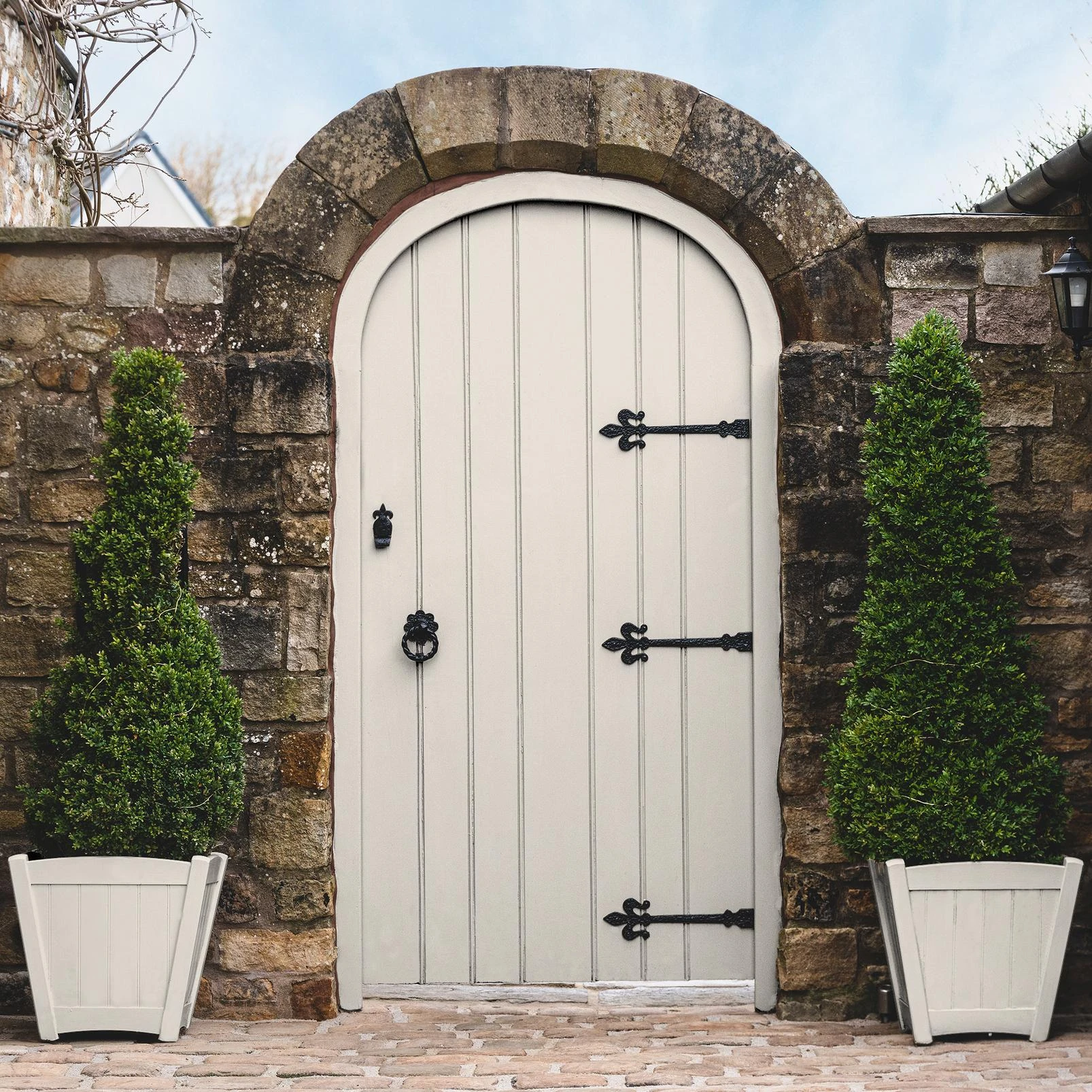 Lily Paint - 147355_GATE_AND_POTS.jpg