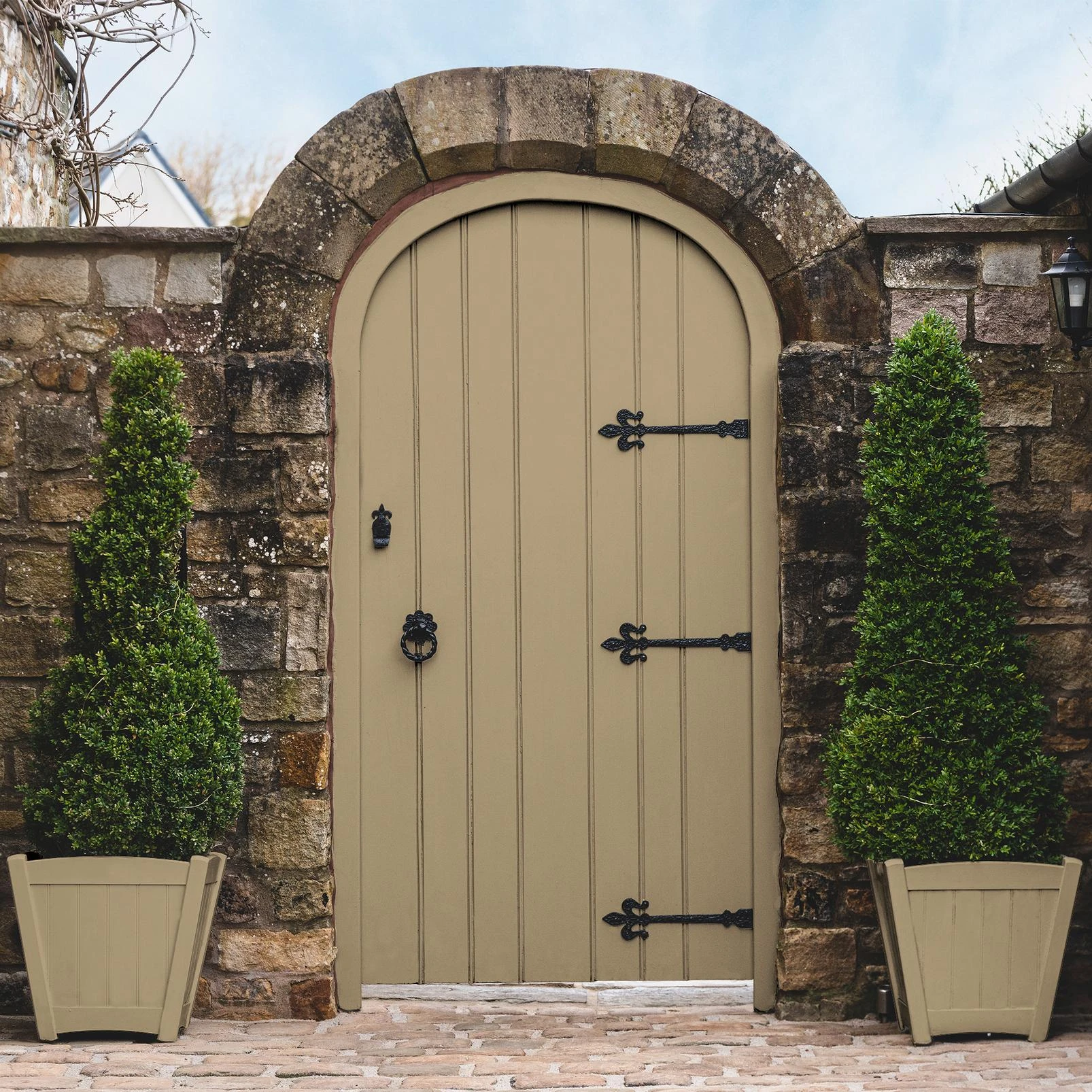 Toasted Almond Paint - 147331_GATE_AND_POTS.jpg