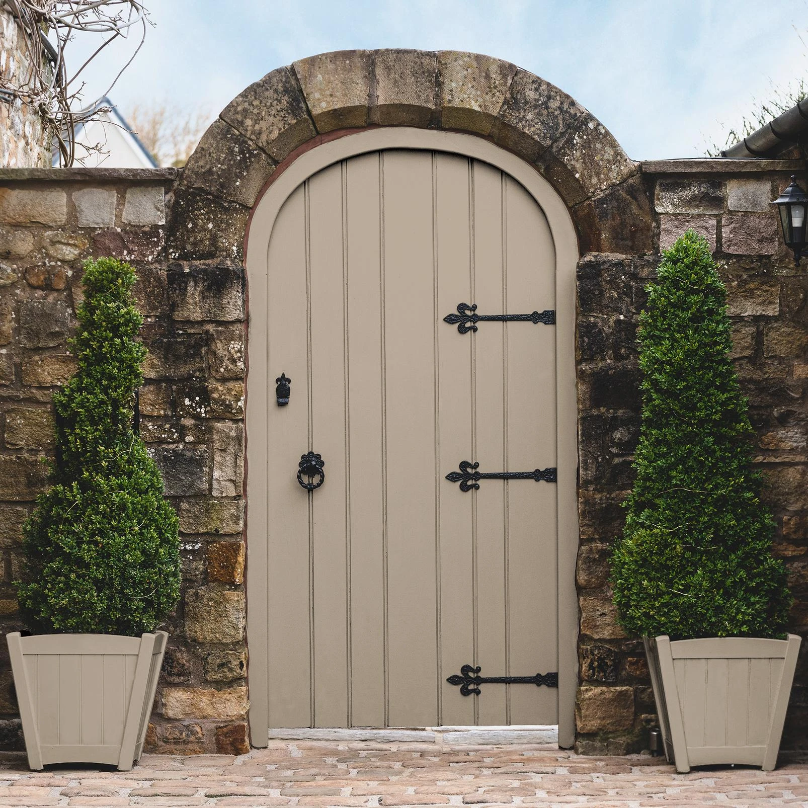 Venetian Blush Paint - 147323_GATE_AND_POTS.jpg