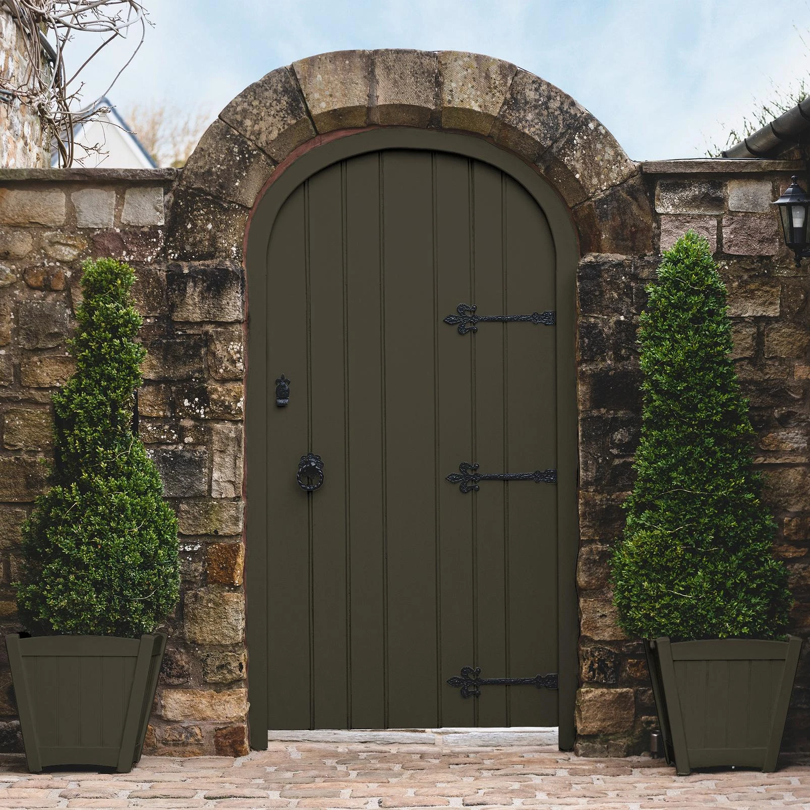 Cotswold Moss Paint - 147387_GATE_AND_POTS.jpg
