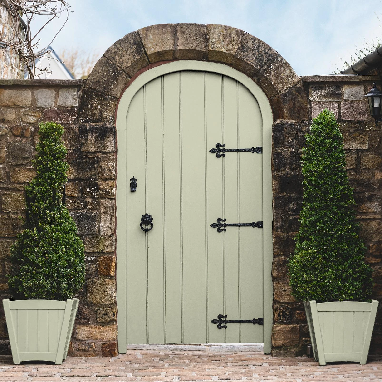 Little Gem Paint - 147307_GATE_AND_POTS.jpg