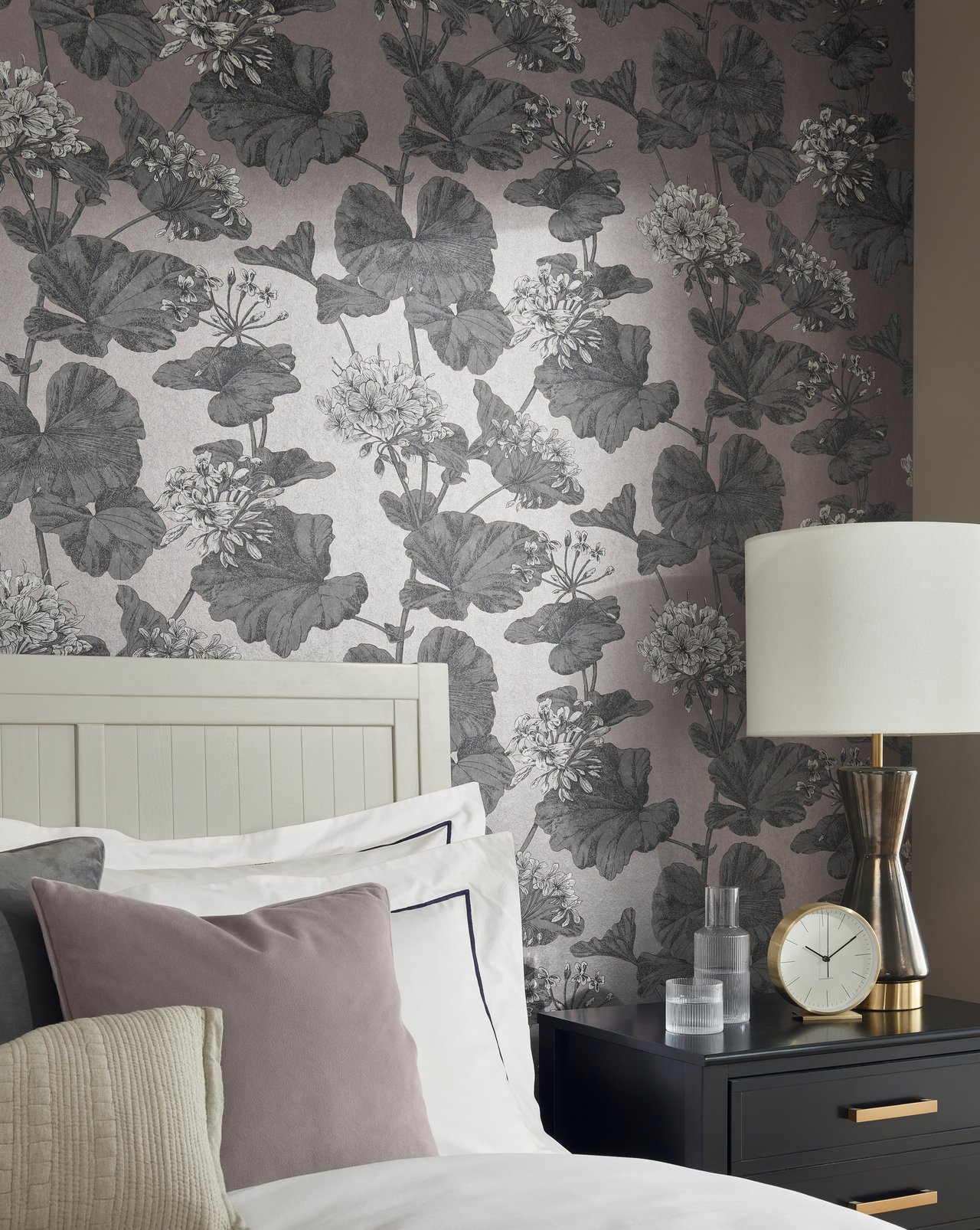 Florentia Gold Wallpaper - 118008_ROOMSET_FLORENTIA GOLD_01.jpg