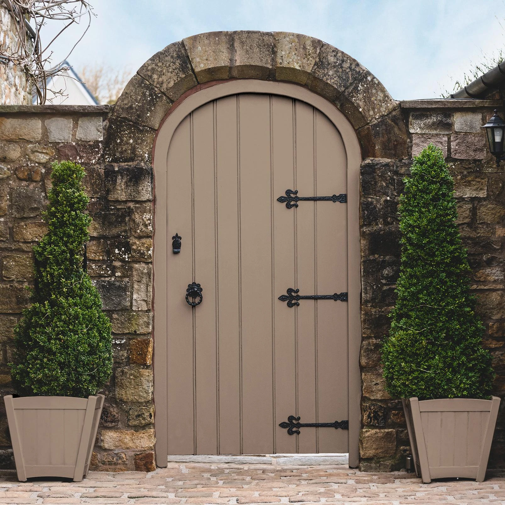 Chesterfield Paint - 109254_GATE_AND_POTS_.jpg