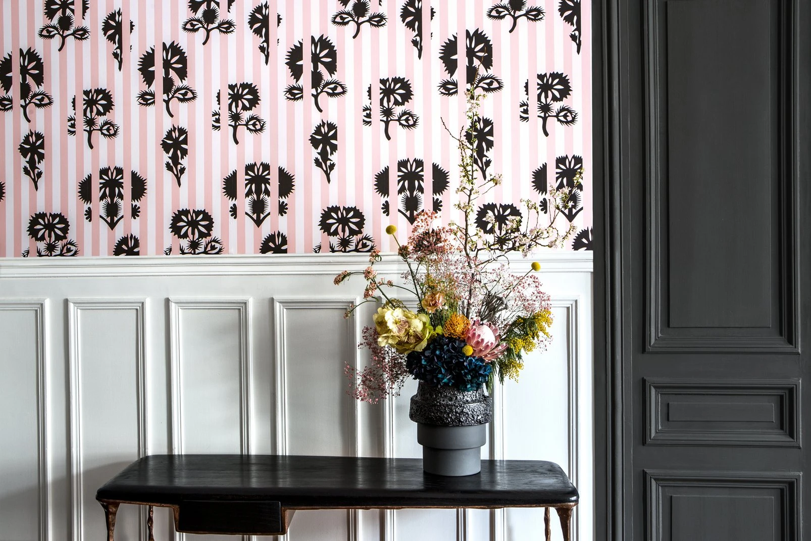 Hide And Seek Rose Wallpaper - 113477_ROOMSET_01.jpg
