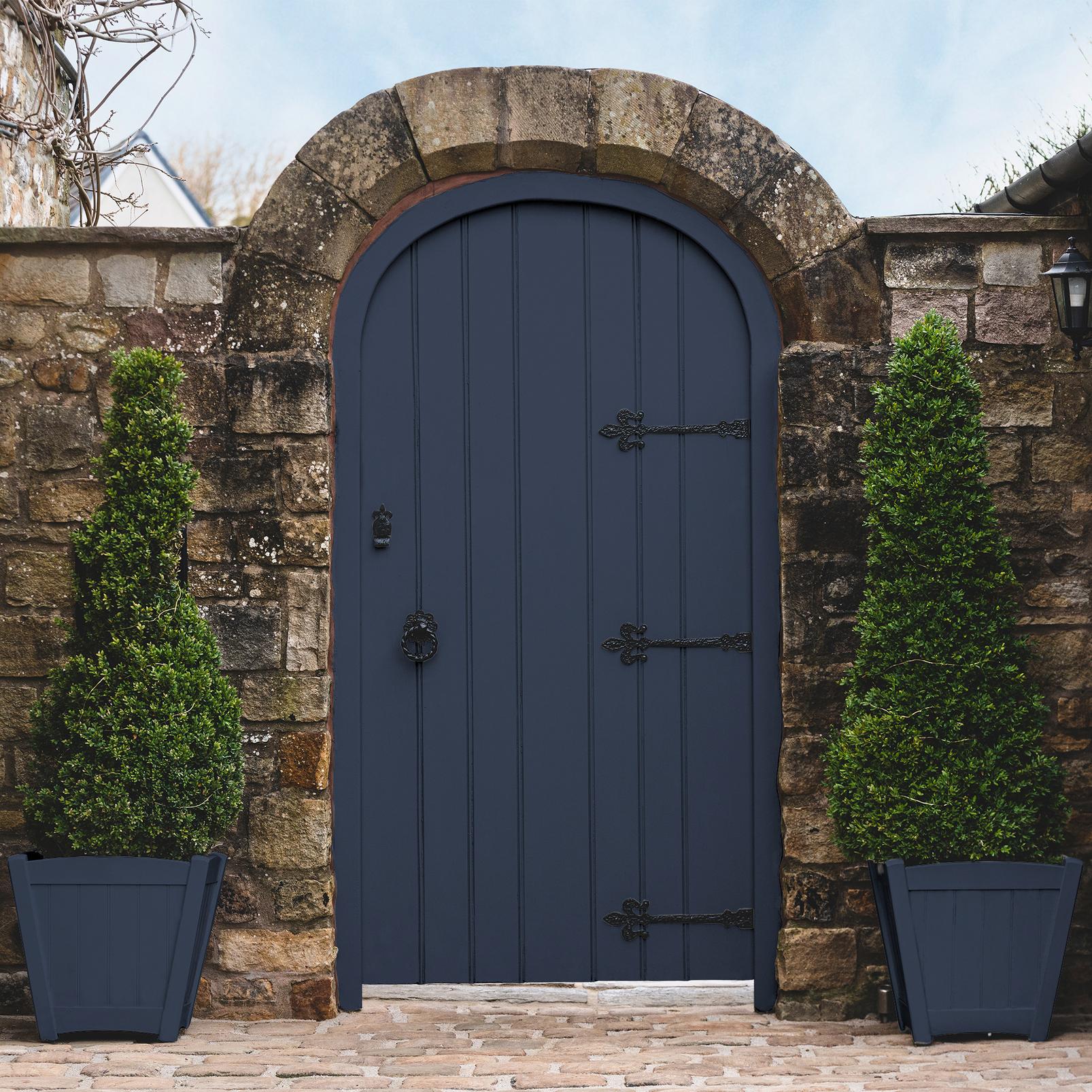 Brave Paint - 109107_GATE_AND_POTS.jpg