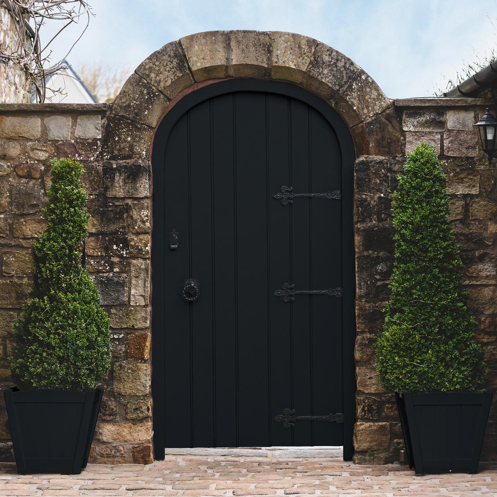 Black Cab Paint - 109019_GATE_AND_POTS.jpg