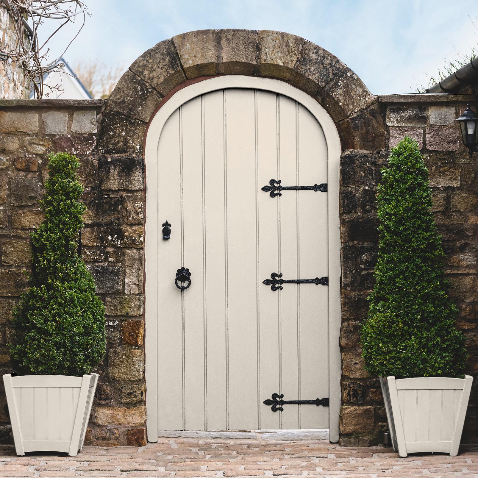 Cambridge Cream Paint - 109166_GATE_AND_POTS.jpg