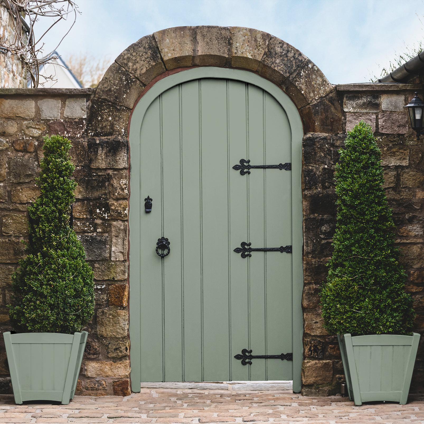 Accrington Road Paint - 112592_GATE_AND_POTS.jpg