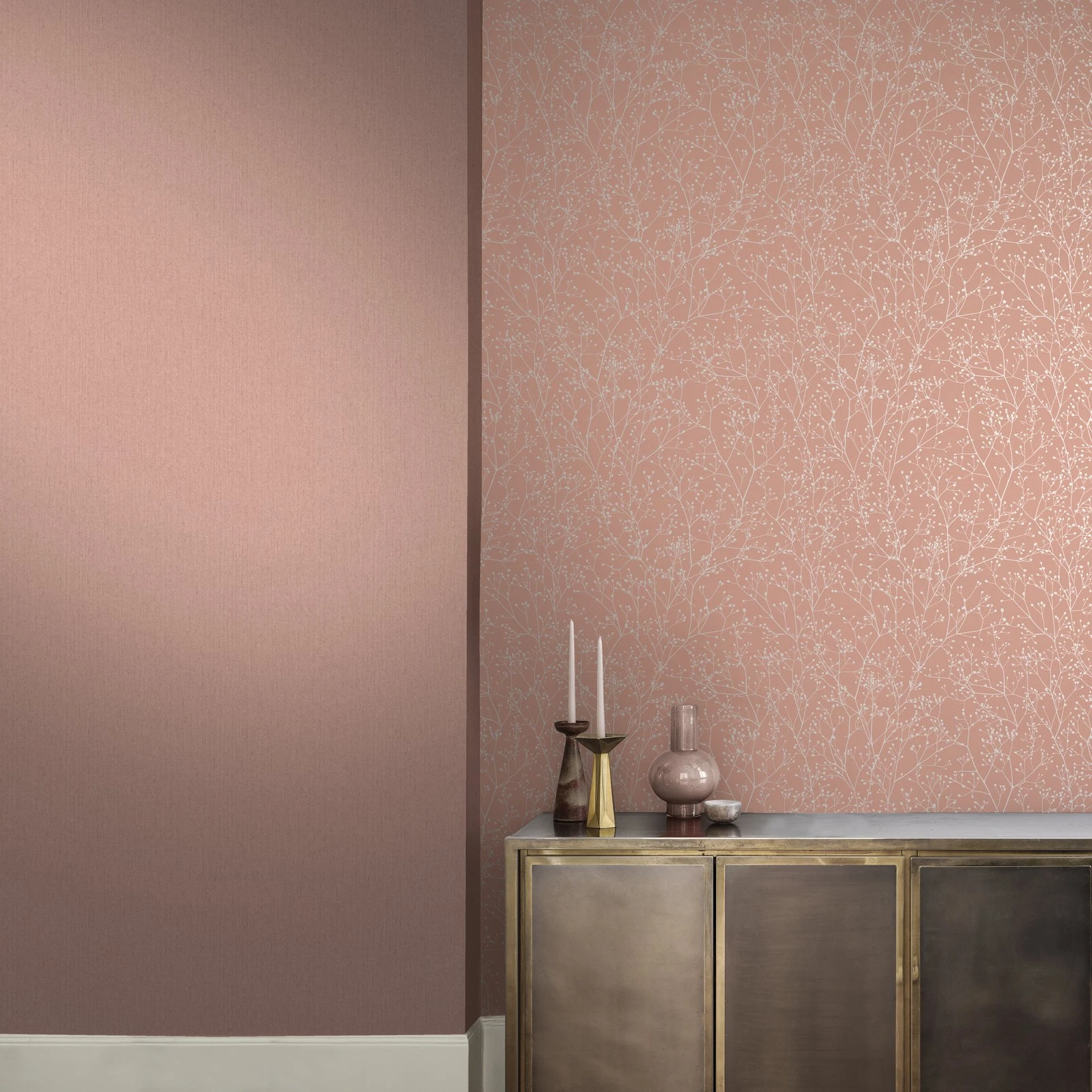 Tisbury Shell Wallpaper by Clarissa Hulse - 120374_ROOMSET_01.jpg