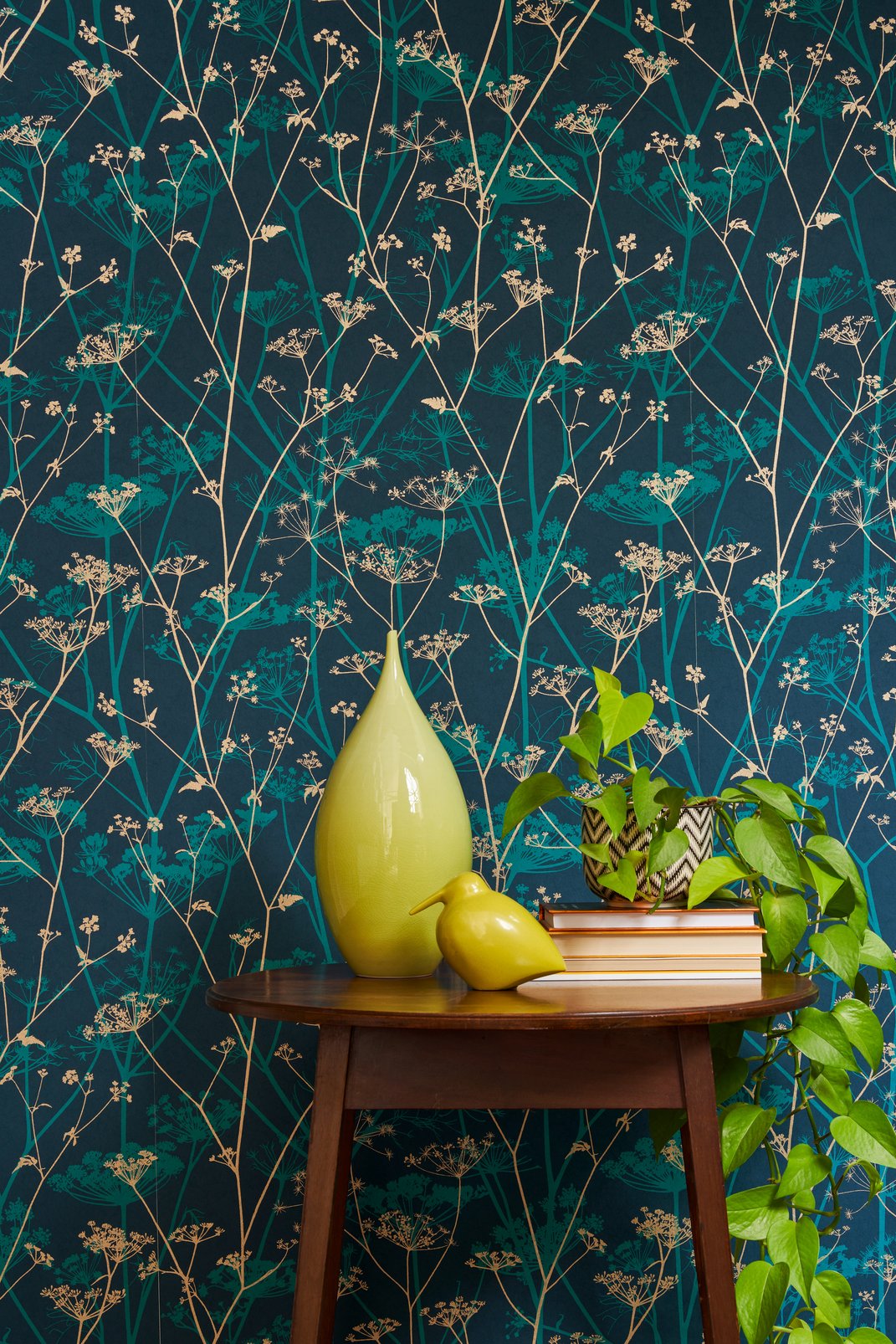 Wild Chervil Kingfisher & Gold Wallpaper by Clarissa Hulse - 120394_ROOMSET_01.jpg
