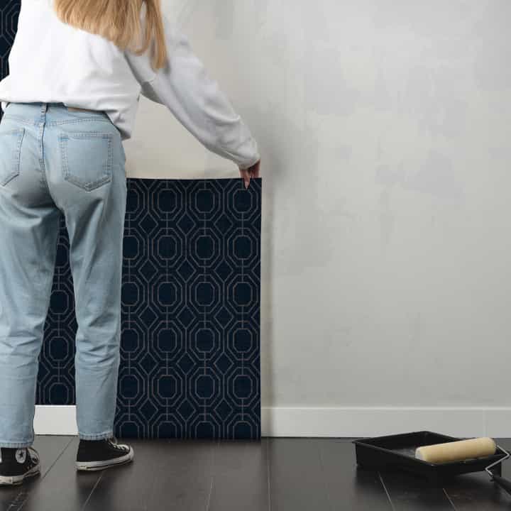 Hoe behang je pas gestucte muren